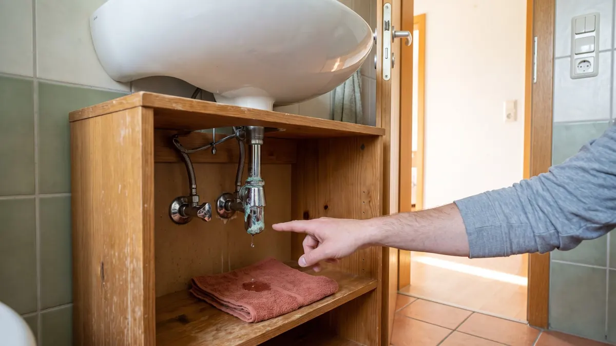 Eckventile mit Anschlussschläuchen unter dem Waschbecken